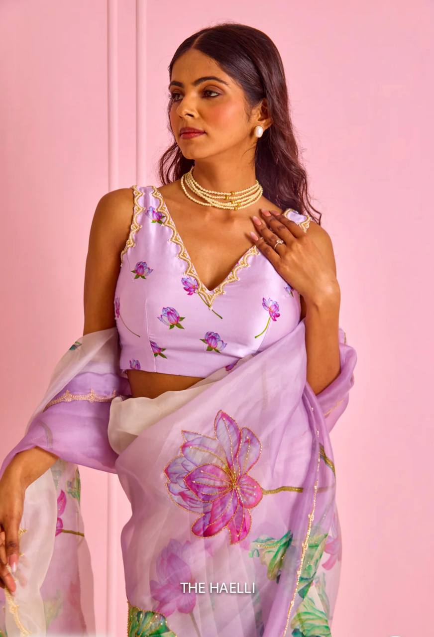 Women's Exquisite Lavender & White Organza Saree with Hand-Painted Lotus Floral Motifs & Gold Embellished Border â Complete with Matching Printed Blouse for Festive & Special Occasions