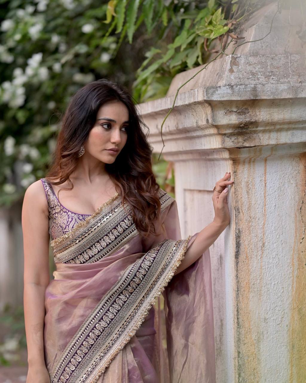 Women's Luxurious Mauve & Purple Art Silk Saree with Intricate Golden Zari & Broad Embroidered Border â Complete with Brocade Blouse for Festive & Wedding Wear